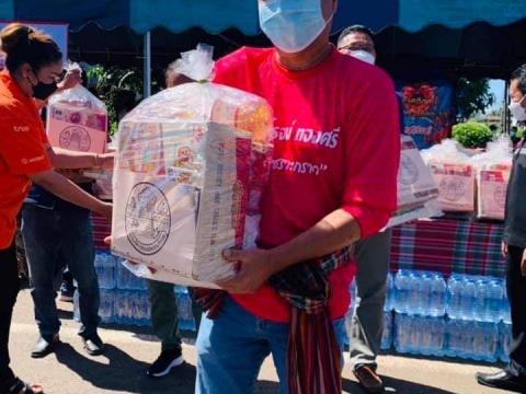 องค์การบริหารส่วนจังหวัดบุรีรัมย์มอบถุงยังชีพให้ มอบถุงยังชีพและ