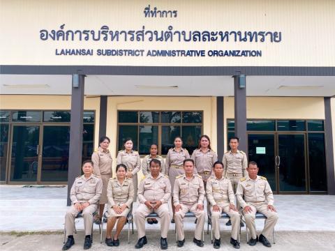ร่วมถ่ายรูปก่อนเข้าประชุมสภาสมัยสามัญที่ 1 ครั้งที่ 1